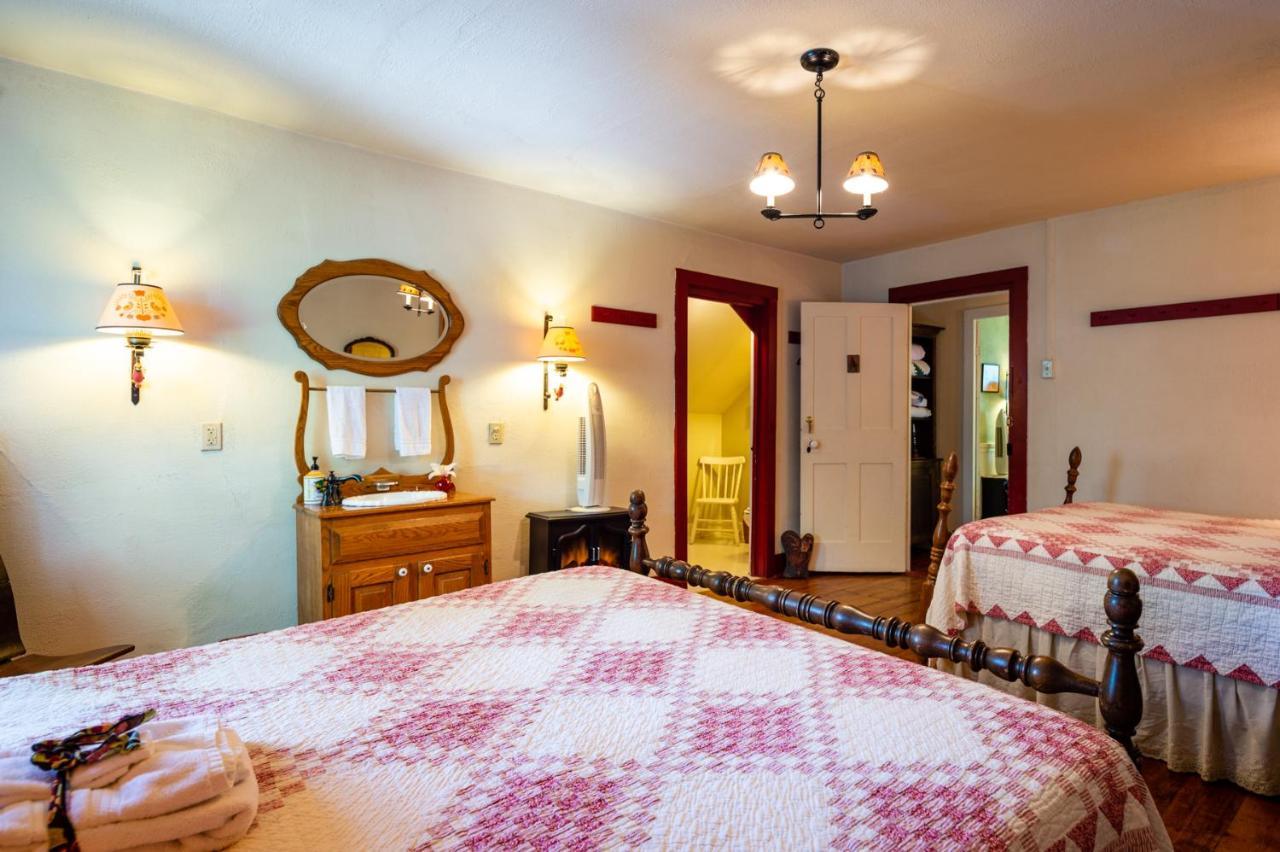 The Pines Of Dresden Bed & Breakfast Exterior photo