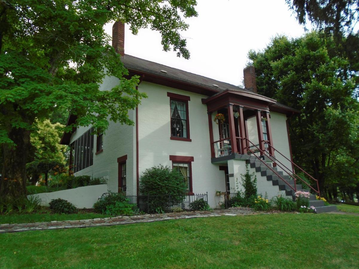 The Pines Of Dresden Bed & Breakfast Exterior photo