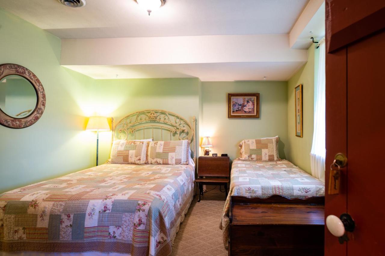The Pines Of Dresden Bed & Breakfast Exterior photo