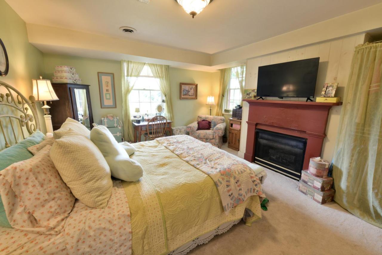 The Pines Of Dresden Bed & Breakfast Exterior photo