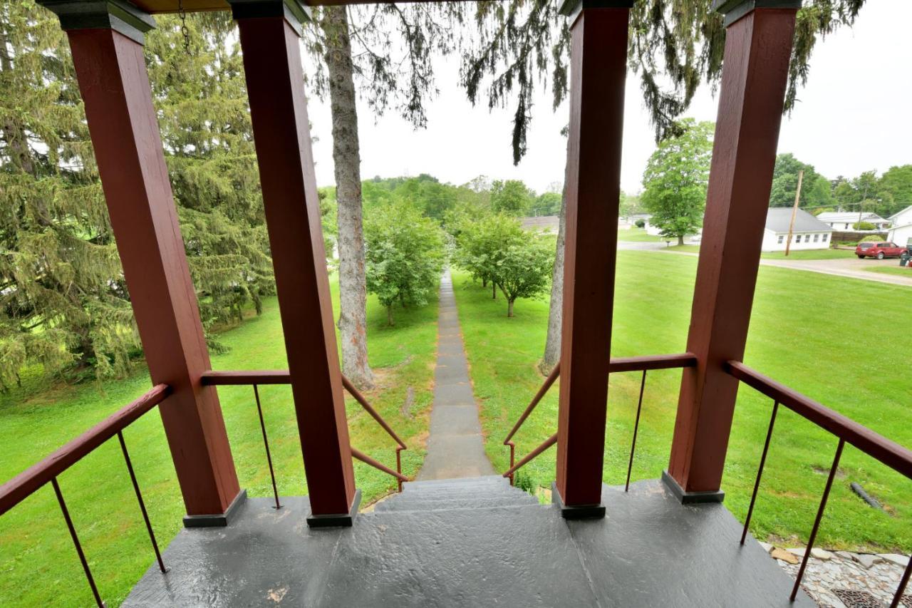 The Pines Of Dresden Bed & Breakfast Exterior photo