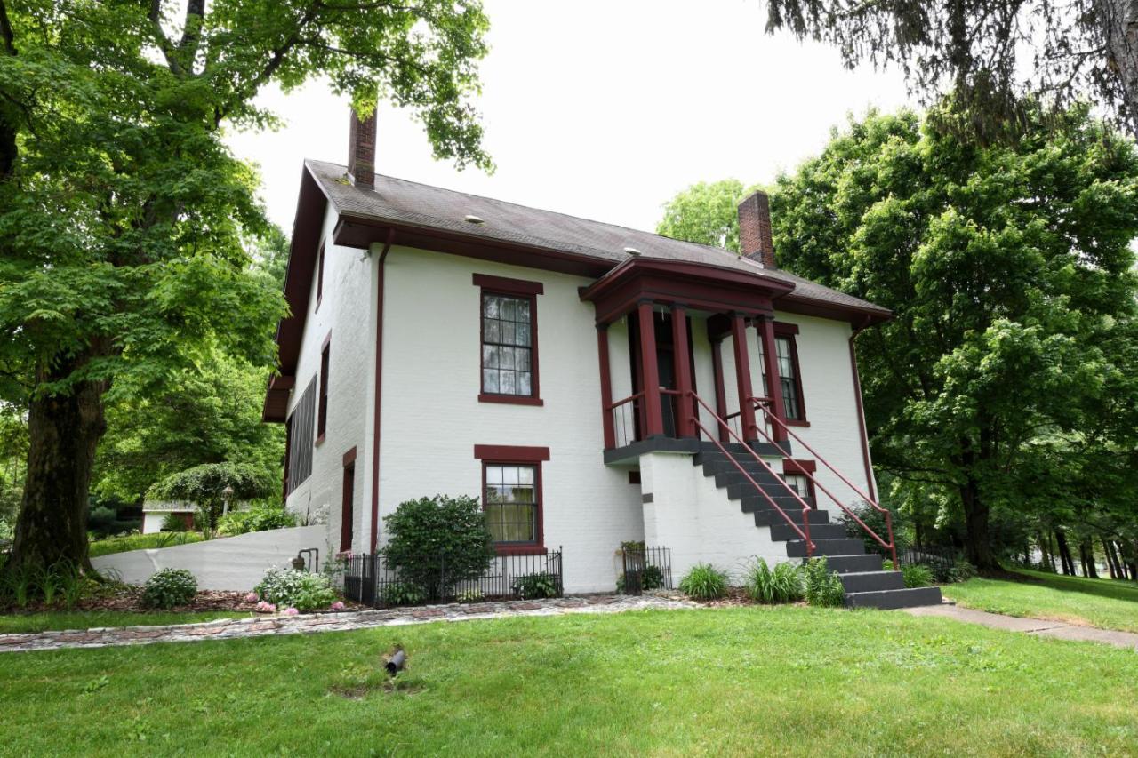 The Pines Of Dresden Bed & Breakfast Exterior photo