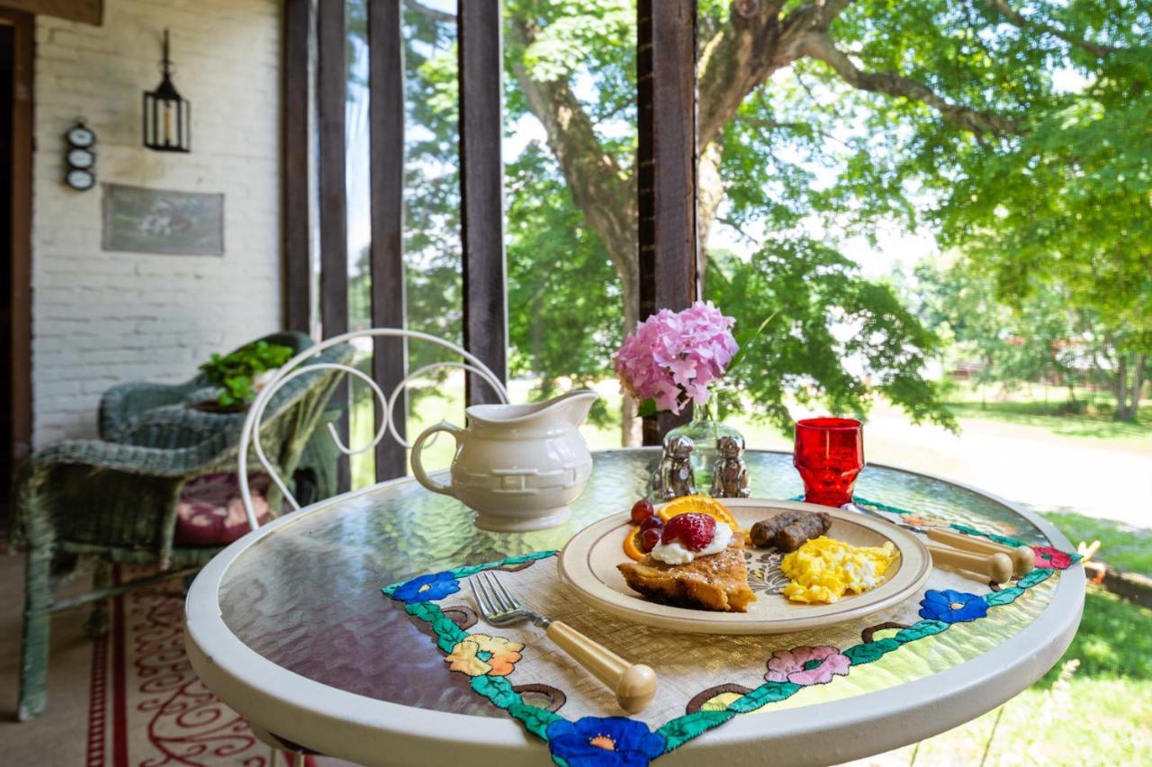 The Pines Of Dresden Bed & Breakfast Exterior photo