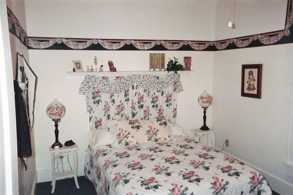 The Pines Of Dresden Bed & Breakfast Exterior photo