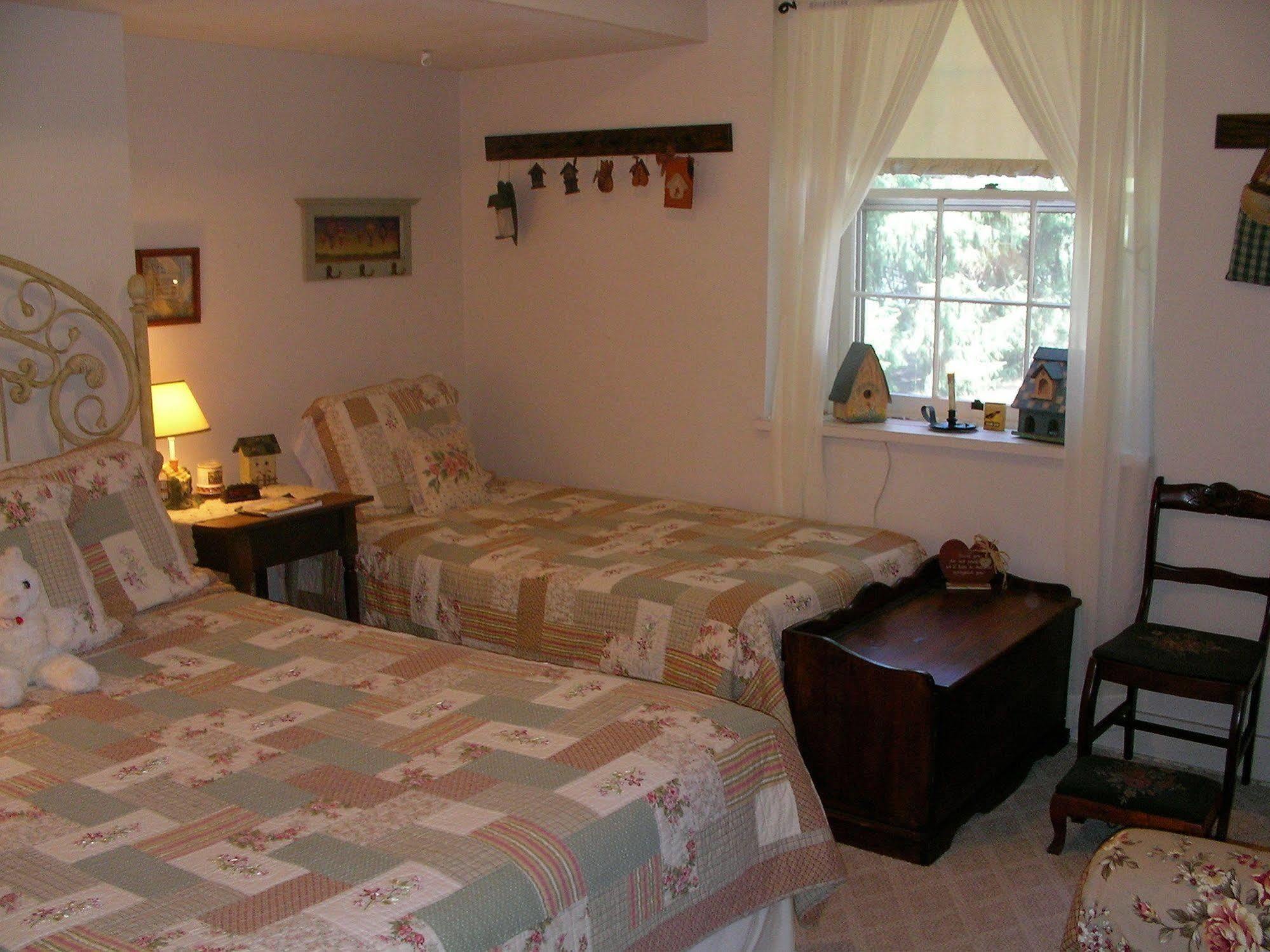 The Pines Of Dresden Bed & Breakfast Room photo