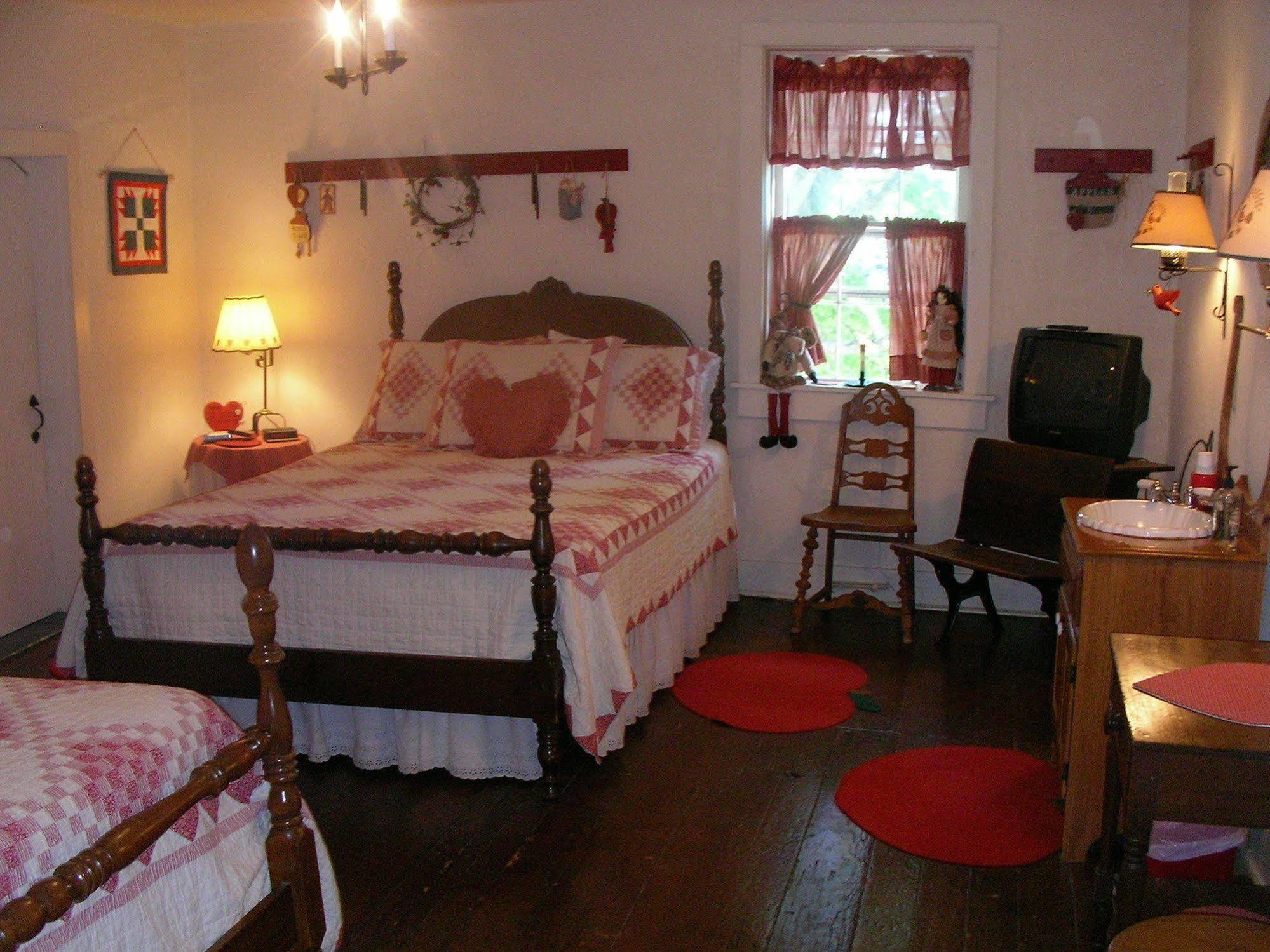 The Pines Of Dresden Bed & Breakfast Room photo