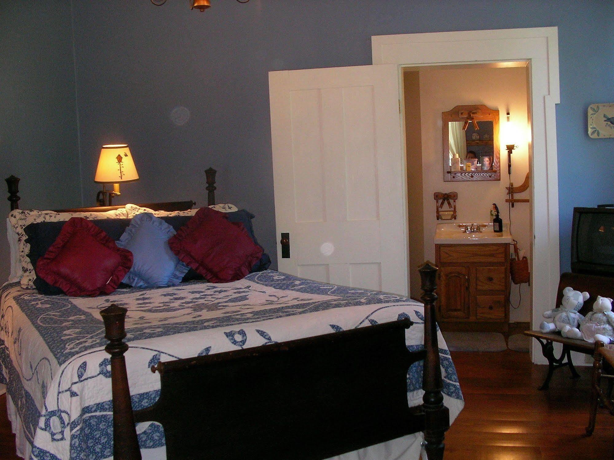 The Pines Of Dresden Bed & Breakfast Room photo