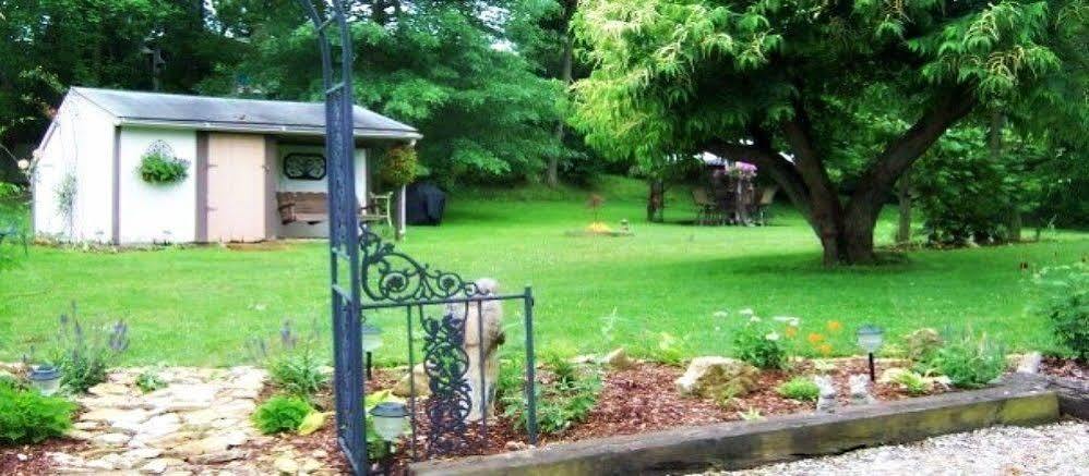 The Pines Of Dresden Bed & Breakfast Exterior photo
